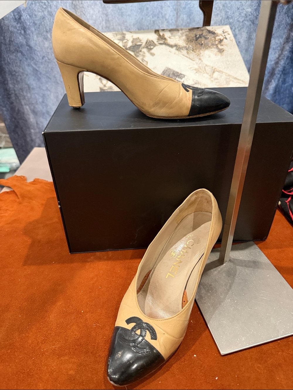 Chanel Vintage iconic signature bi color leather‎ CC heels - Picture 1 of 14